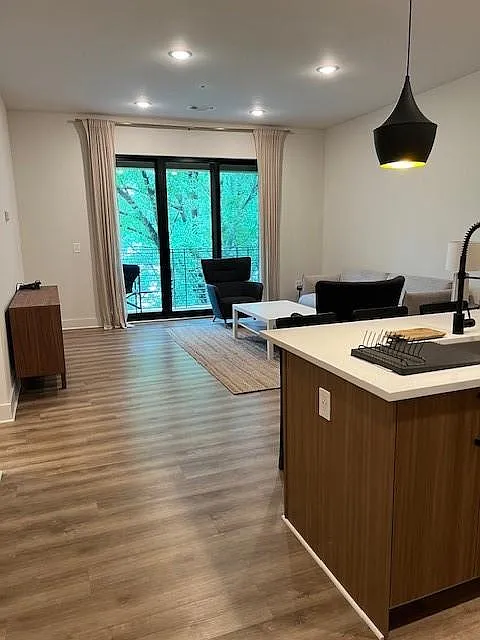 1 bed, 1.0 bath, 804 sqft, $2,200 — Photo 2