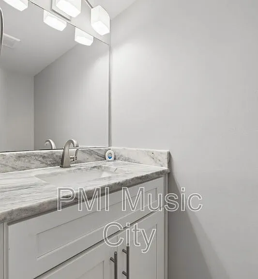 2126B Burns St — Photo 14