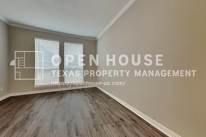 4 bed, 2.5 bath, 2740 sqft, $2,345 — Photo 3