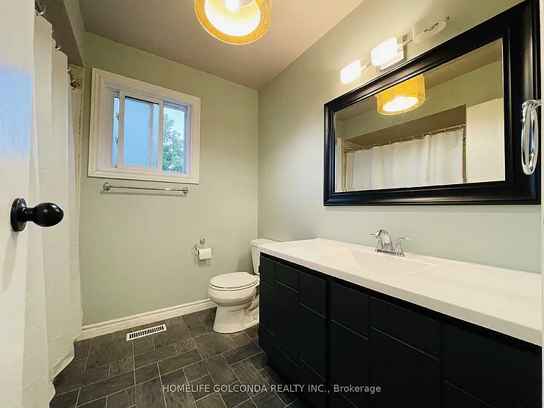 909 Ferndale Cres #UPPER LEVEL — Photo 14