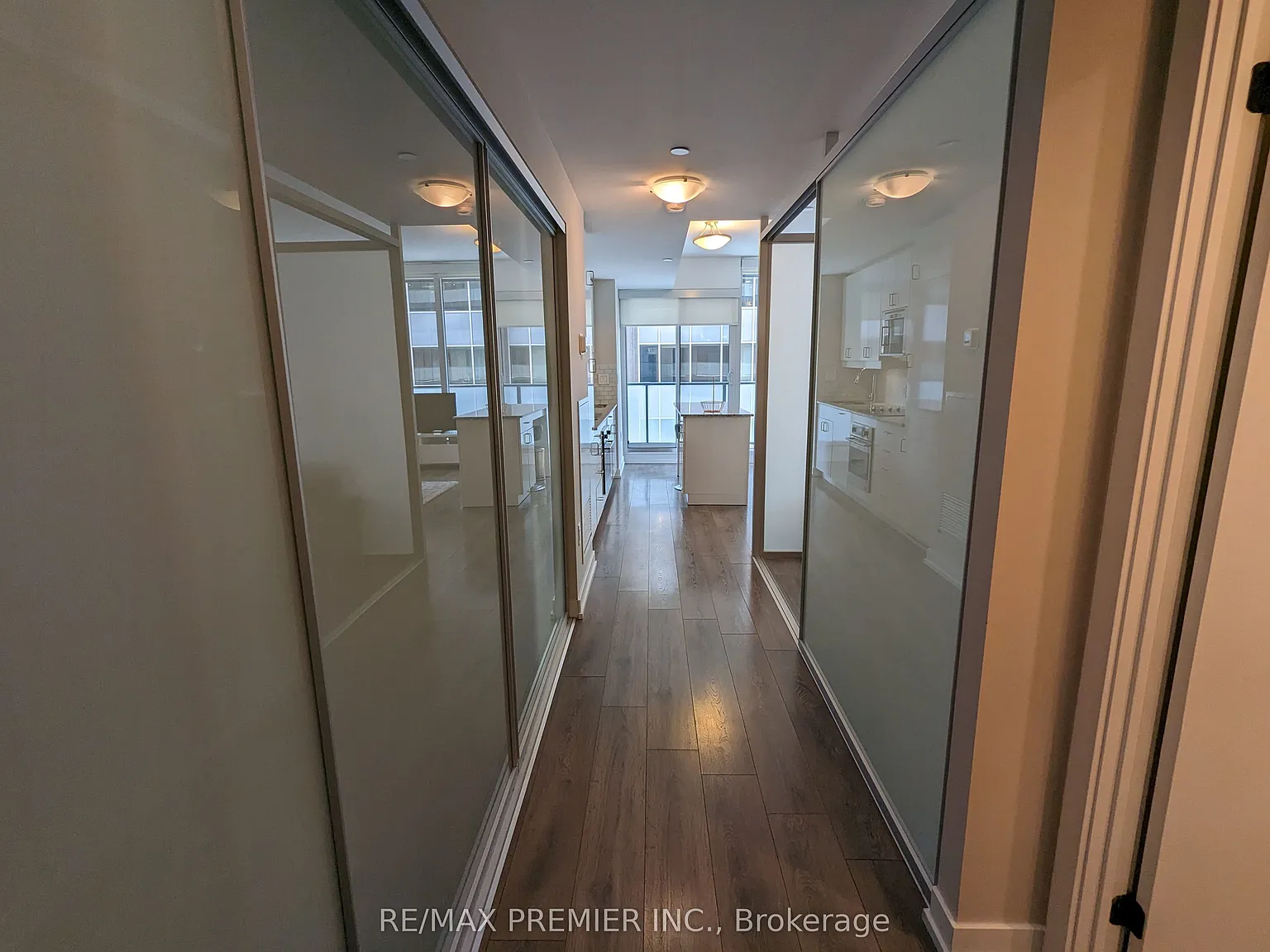 426 University Ave — Photo 3