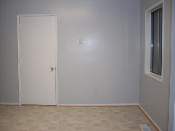 Eat-in Kitchen with plenty of room for a tabel