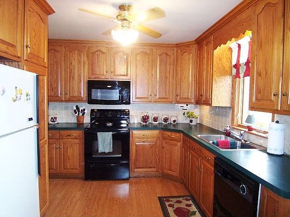 Impressive oak kitchen with wood floor