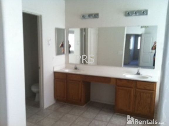 4th image of 2610 E Redwood Ln