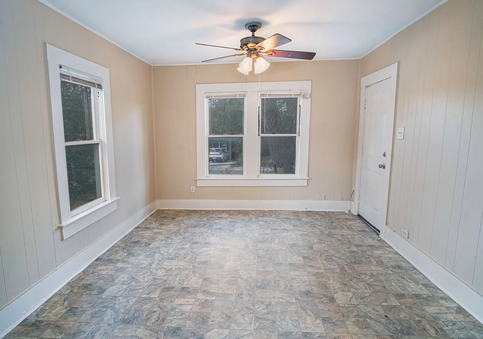 Pet-Friendly 2BR Home Near Downtown Dogs & Cats Welcome — Photo 4