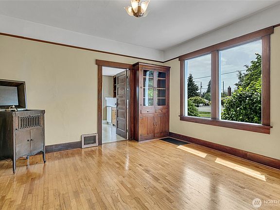 4th image of 102 Perry Street NW