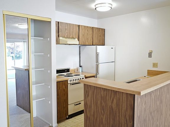 4th image of 243 Boardwalk Ave APT C