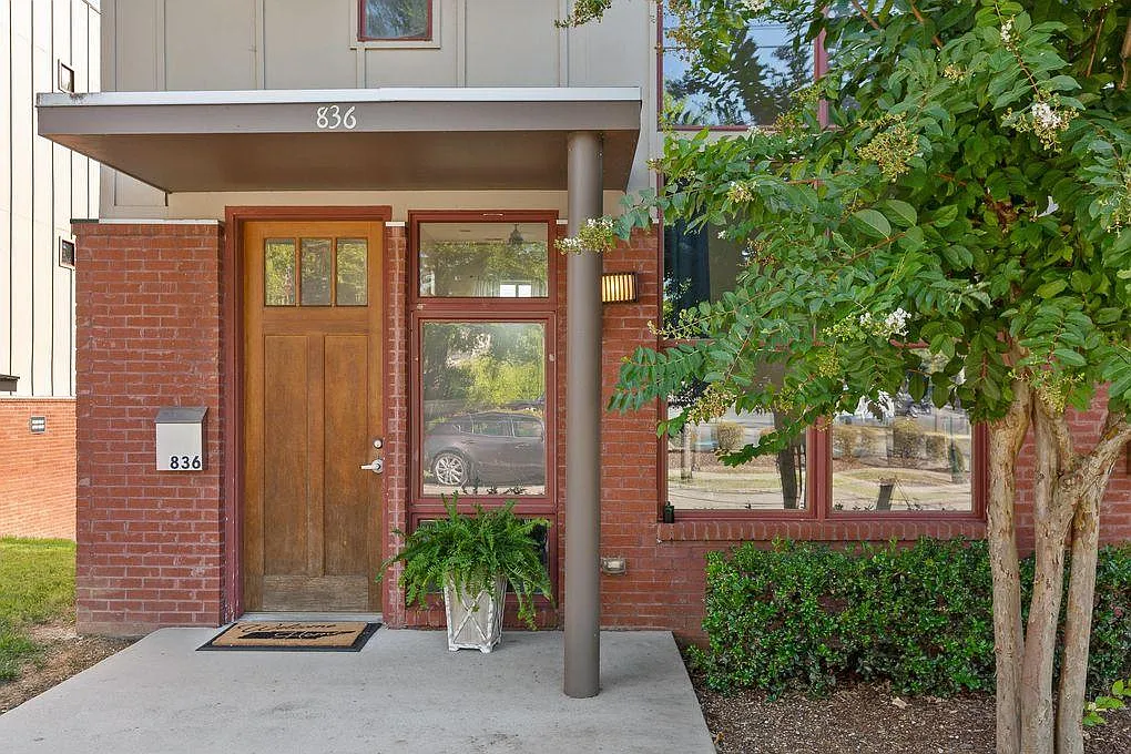 Building Photo - 836 E 8th St