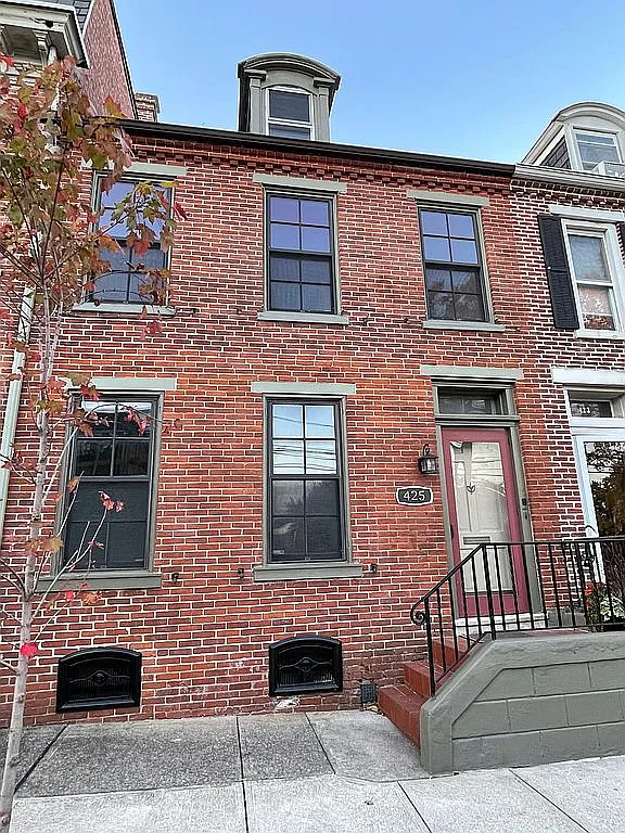 425 W Walnut St photo 1