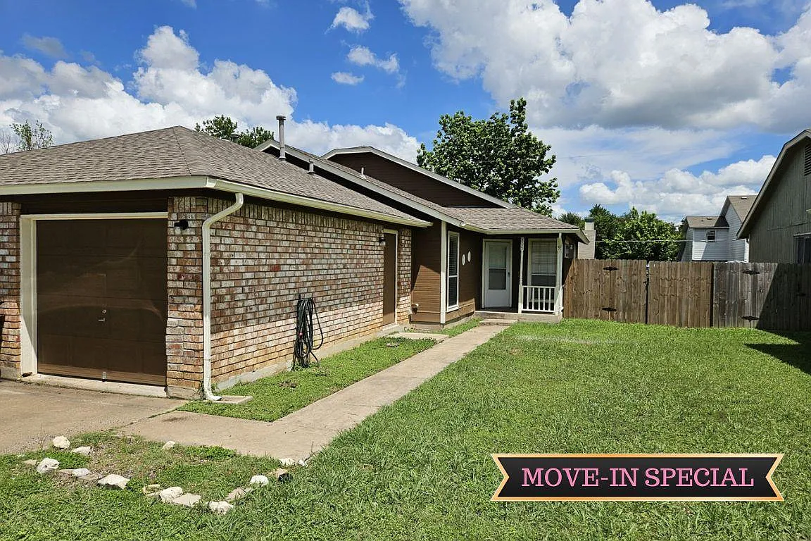 2 bed, 2.0 bath, 889 sqft, $1,350 — Photo 1