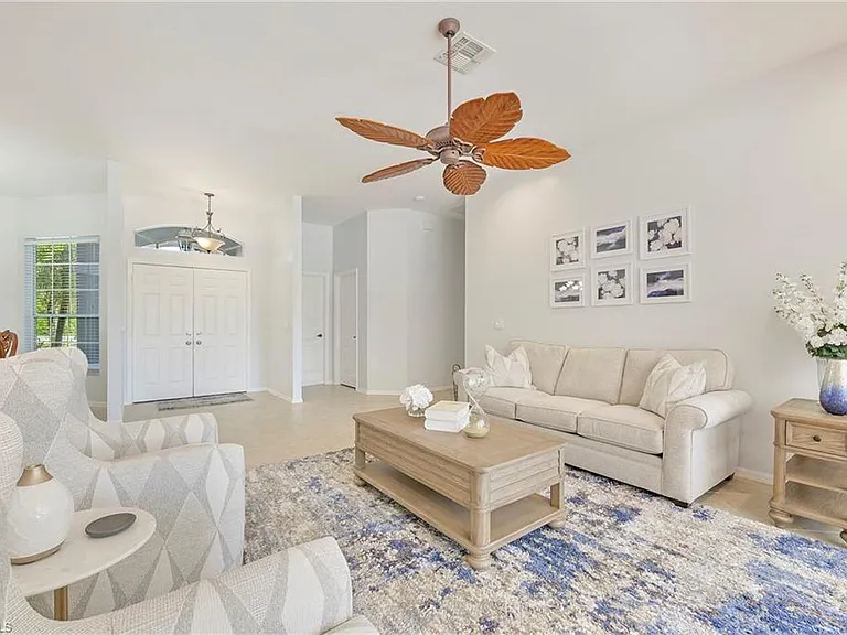 300 Wentworth Ct — Photo 18