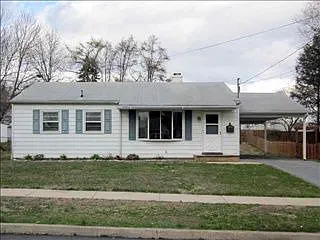 44 Essex Rd photo 1