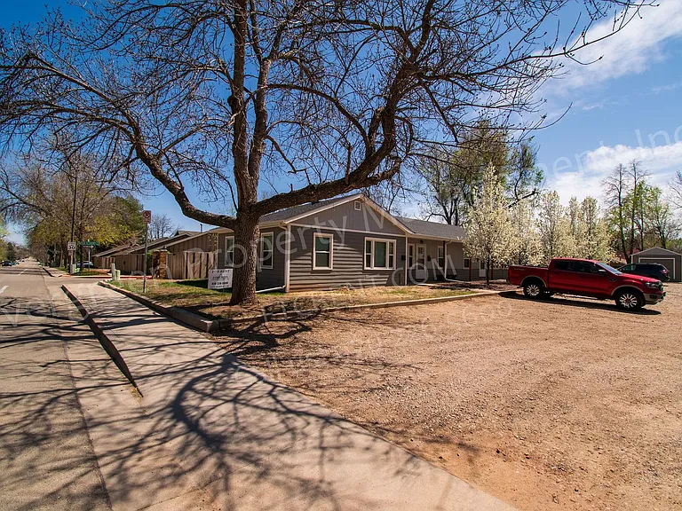 207 E Stuart St — Photo 14