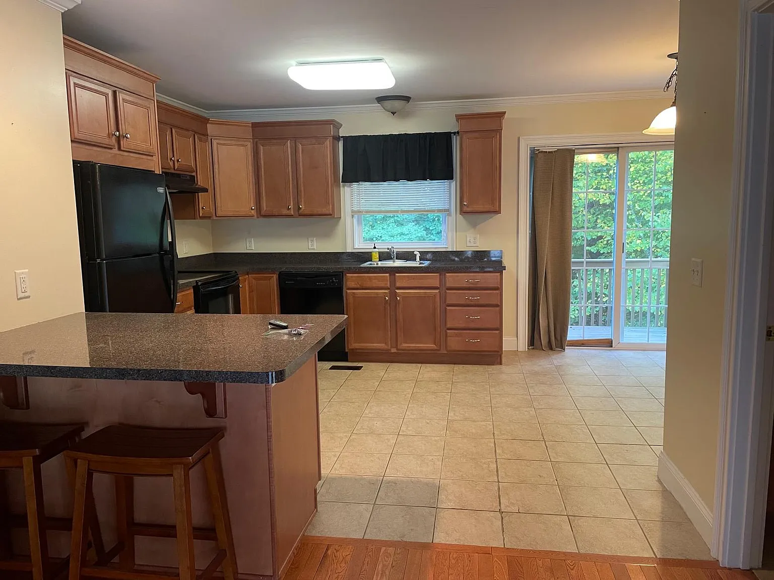 2 bed, 2.5 bath, 1380 sqft, $2,200 — Photo 2