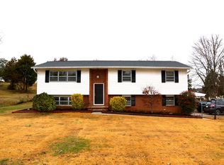 8009 Burchfield Dr, Oak Ridge, TN 37830