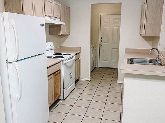 2nd image of 913 Sagewood Trl