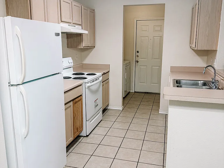 913 Sagewood Trl — Photo 2
