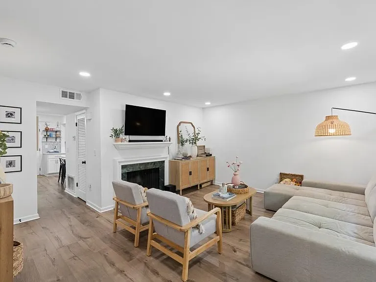 140 Amherst Pl NW — Photo 3