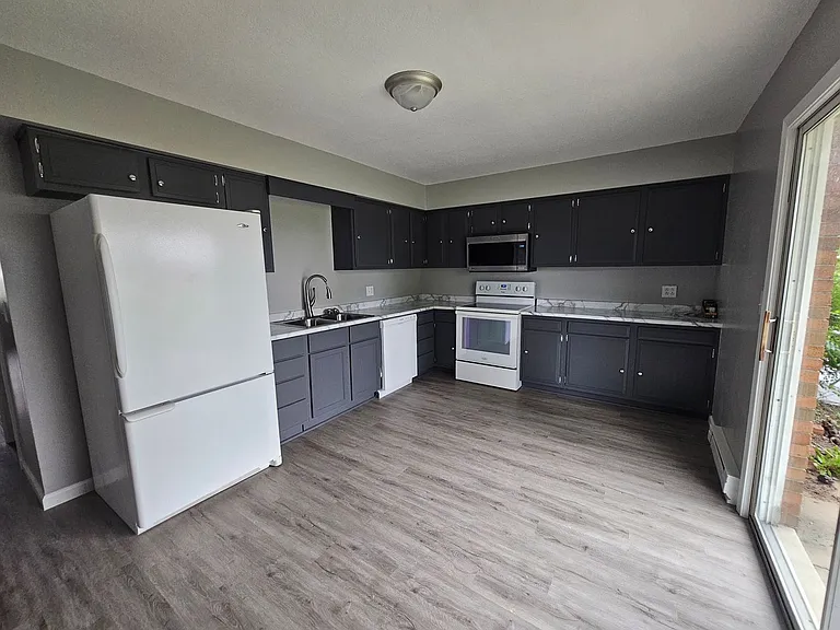 1516 Edgewood Dr — Photo 5