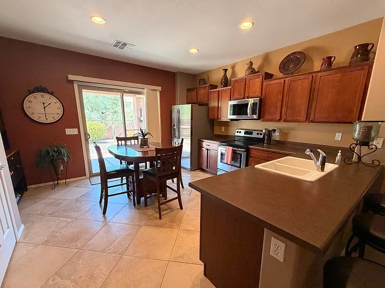 2312 N Hudson Dr — Photo 3