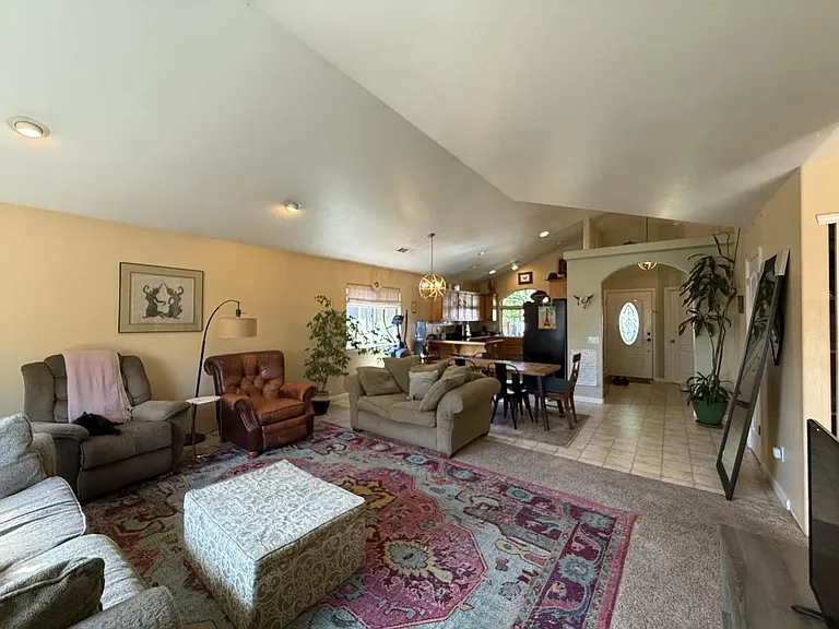 1176 NE Bonney Doon Ln — Photo 4