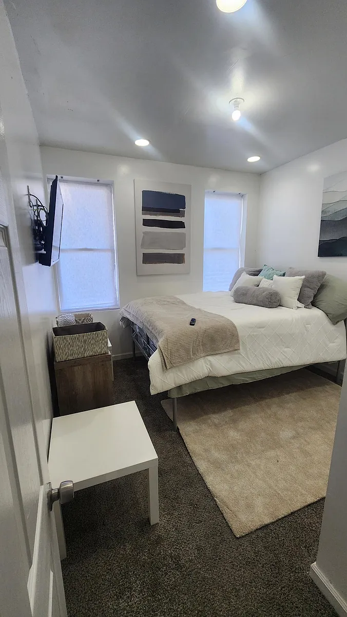 Building Photo - 4731 Beaufort Ave #1