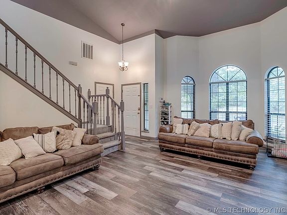 4th image of 18301 Woodcrest Ln S