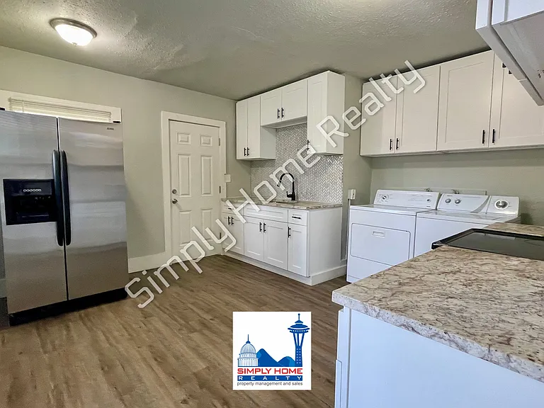 3314 Sawyer St — Photo 6