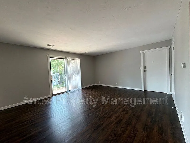 2 bed, 1.0 bath, $950 — Photo 2