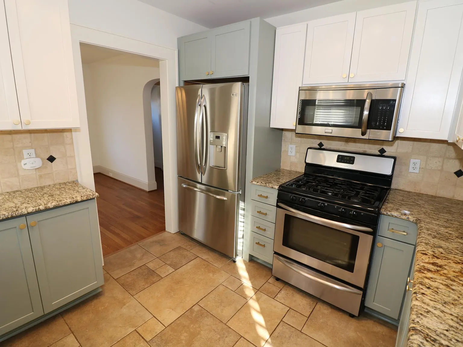 3 bed, 1972 sqft, $3,300 — Photo 4