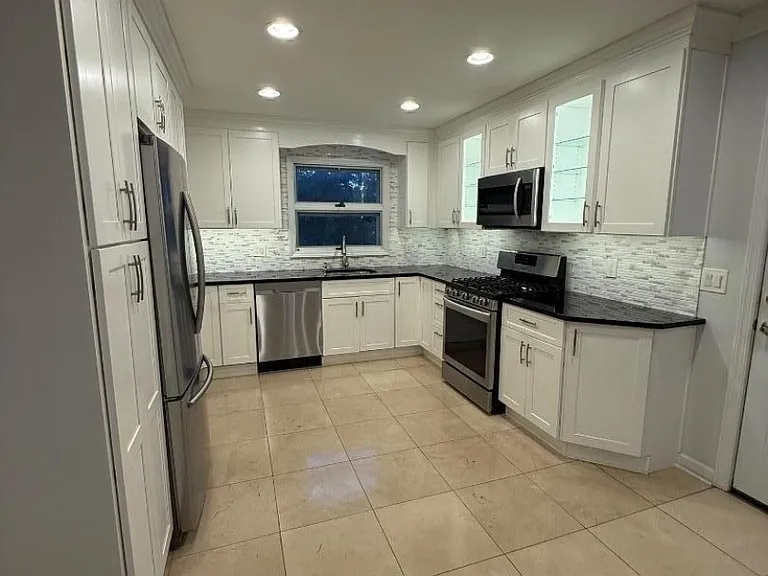 78 Mounthaven Dr — Photo 3