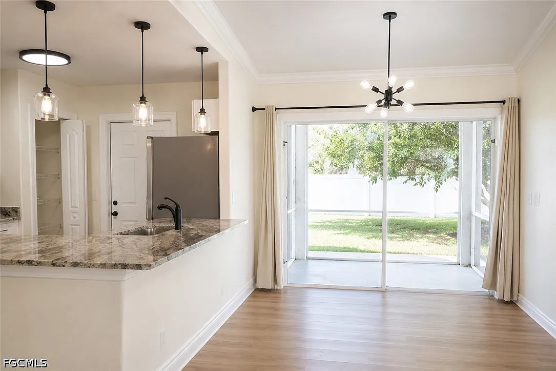 3 bed, 2.0 bath, 1237 sqft, $1,900 — Photo 3
