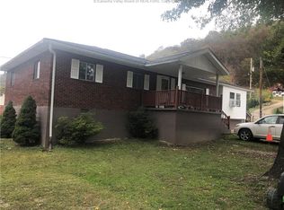 518 Little Harts Crk, Harts, WV 25524