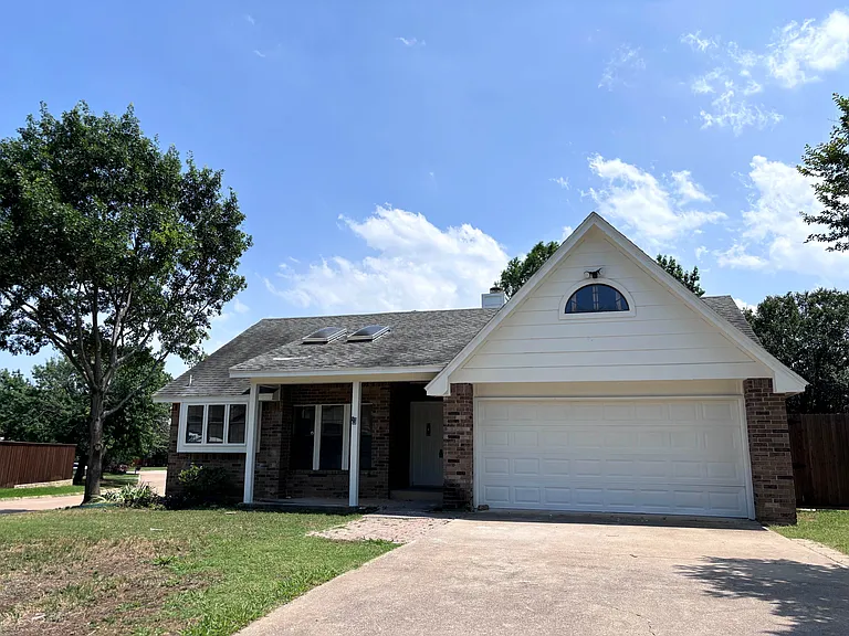 3305 Fairview Dr — Photo 1