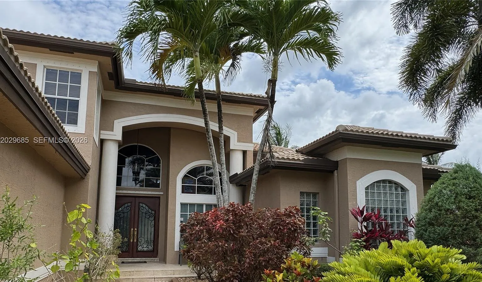 6 bed, 5545 sqft, $16,900 — Photo 2