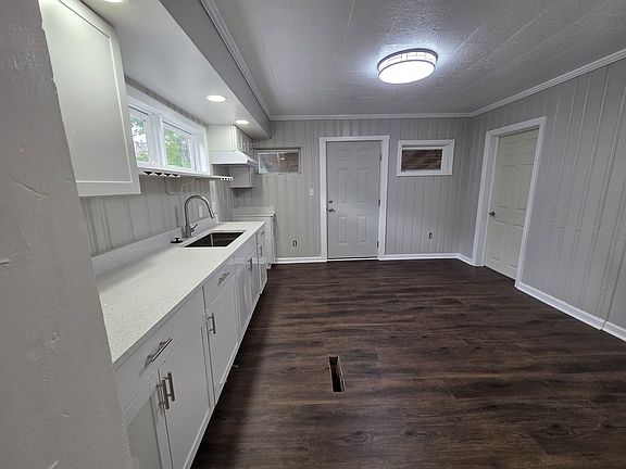 3rd image of 949 Cline St