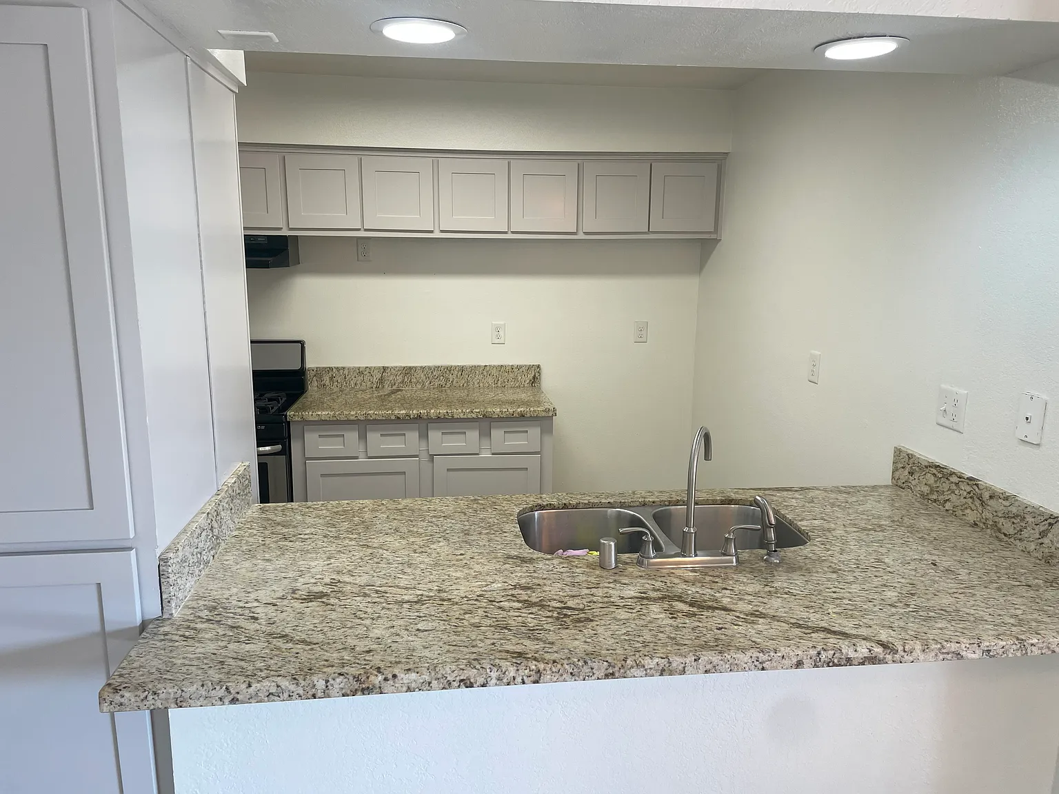208 N Crenshaw Street — Photo 2