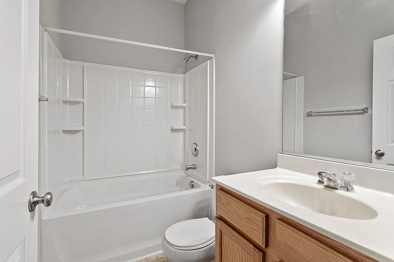 3 bed, 2160 sqft, $1,950 — Photo 3