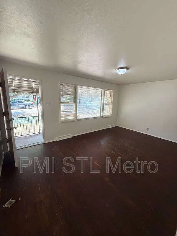 3 bed, 1.0 bath, 960 sqft, $1,300 — Photo 2