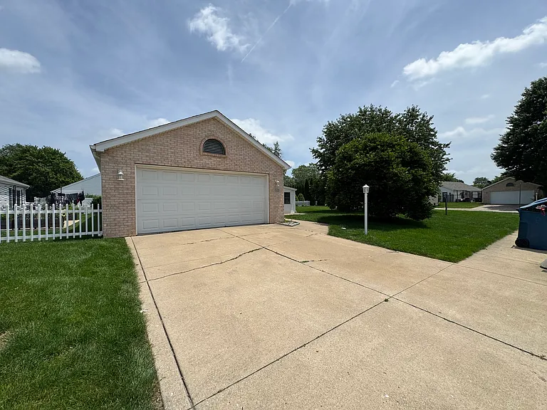 326 Brown Ct — Photo 2