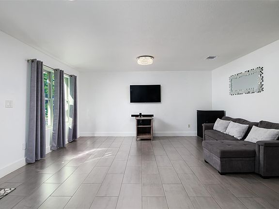 5th image of 29 N Wavy Oak Cir