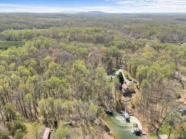 290 Dodee Ln, Union Hall, VA 24176