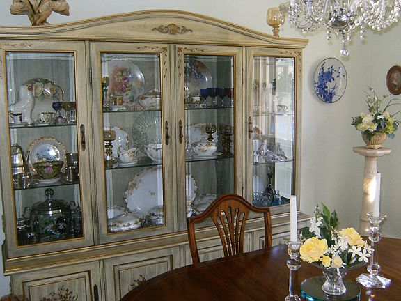 Expansive hutch wall
