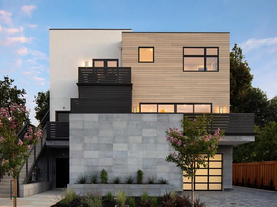 763 University Dr