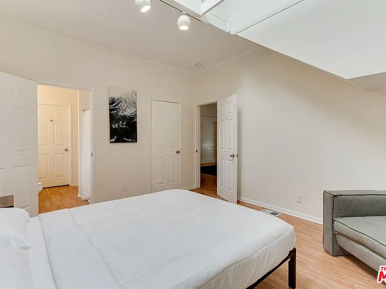 1228 Fedora St — Photo 11