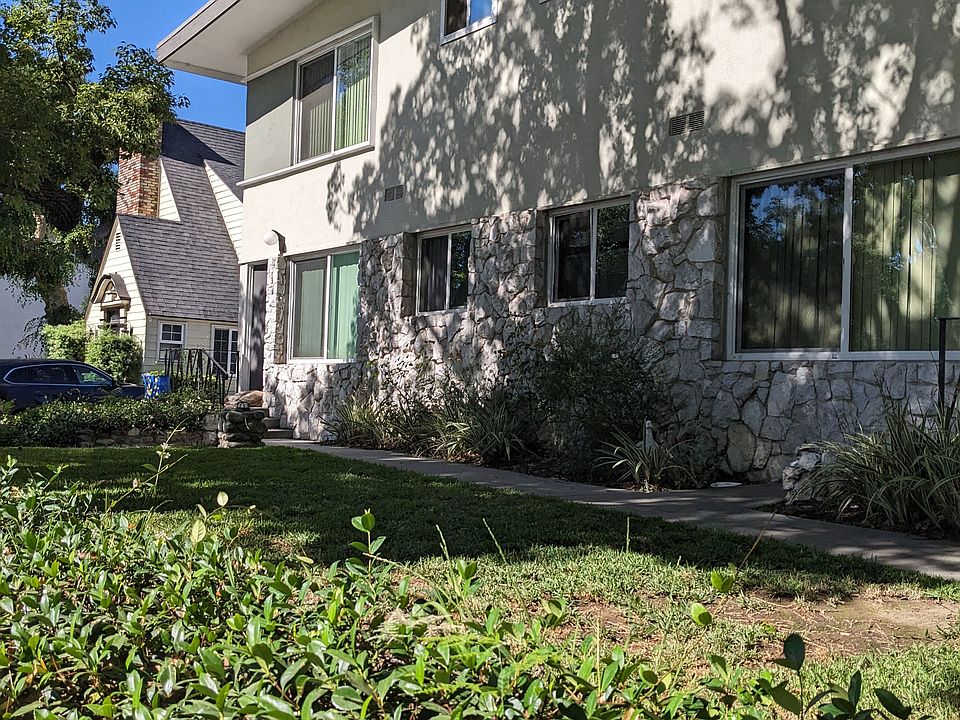 Shaded building and landscaping at Los Robles Apartments in Pasadena, California.
