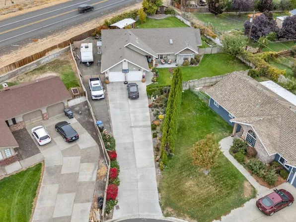 211 Clover Pl, Moxee, WA 98936