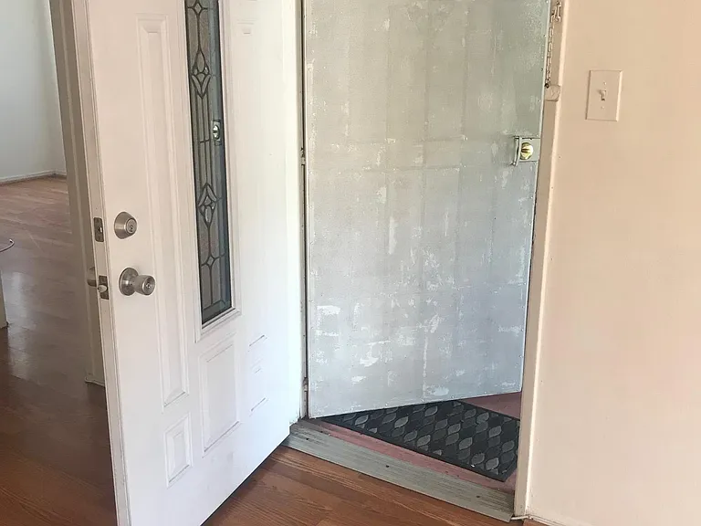 enterance door with security screen door