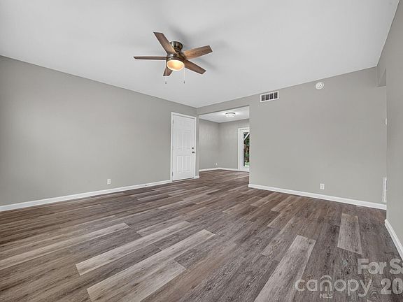 4th image of 2610 Park Rd APT E