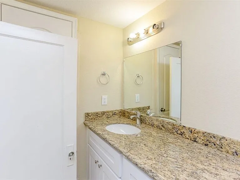 612 W Alabama St — Photo 13